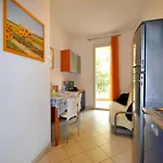 Luminous Flat With Shared Garden Next To The Sea Apartman *