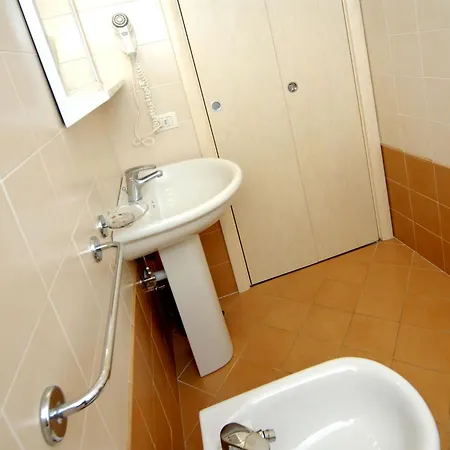 Luminous Flat With Shared Garden Next To The Sea * Μπιμπιόνε