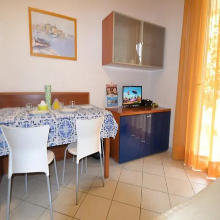 Luminous Flat With Shared Garden Next To The Sea Apartman