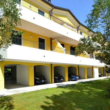 Luminous Flat With Shared Garden Next To The Sea