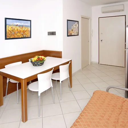 Luminous Flat With Shared Garden Next To The Sea Lejlighed