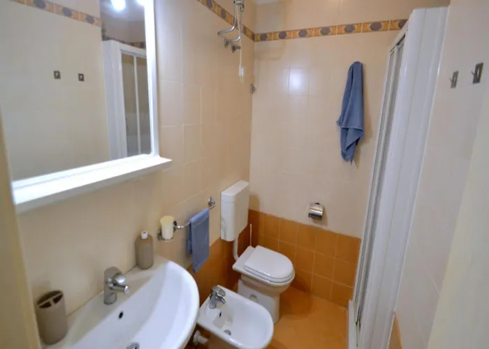 Luminous Flat With Shared Garden Next To The Sea *